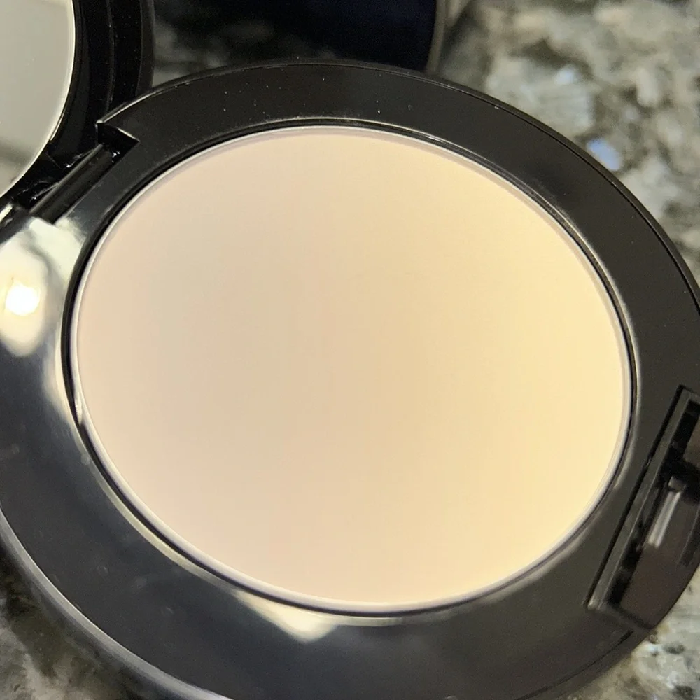 Estée Lauder Set Blur Finish Perfecting Pressed Powder-Translucent - Picture 6 of 6